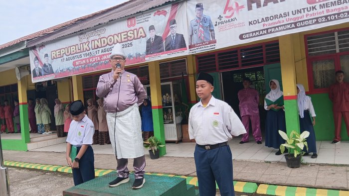 MTsN 6 Kota Jambi Gelar Upacara, Kepala Sekolah Bapak Fahmi, S.Pd. Sampaikan Materi Kurikulum Cinta dan Adab Patriotisme MTsN 6 Kota Jambi Gelar Upacara, Kepala Sekolah Bapak Fahmi, S.Pd. Sampaikan Materi Kurikulum Cinta dan Adab Patriotisme