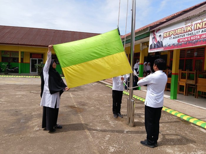 MTsN 6 Kota Jambi Gelar Gladi Acara Peringatan Hari Guru Nasional ke-80, Petugas Upacara Diisi Guru Langsung MTsN 6 Kota Jambi Gelar Gladi Acara Peringatan Hari Guru Nasional ke-80, Petugas Upacara Diisi Guru Langsung