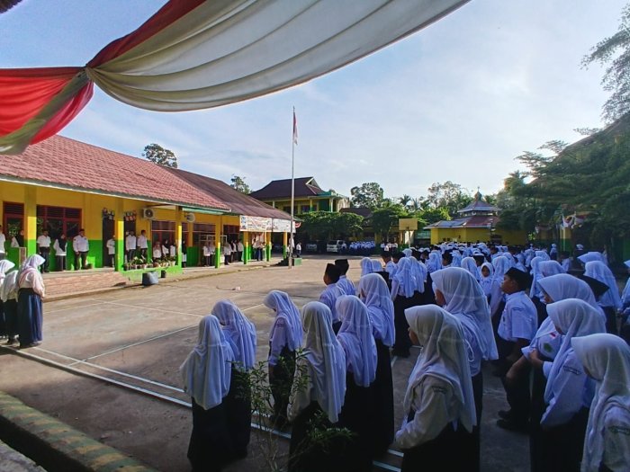 MTsN 6 Kota Jambi Gelar Upacara Bendera dengan Pembahasan Isu Nasional Terkini MTsN 6 Kota Jambi Gelar Upacara Bendera dengan Pembahasan Isu Nasional Terkini