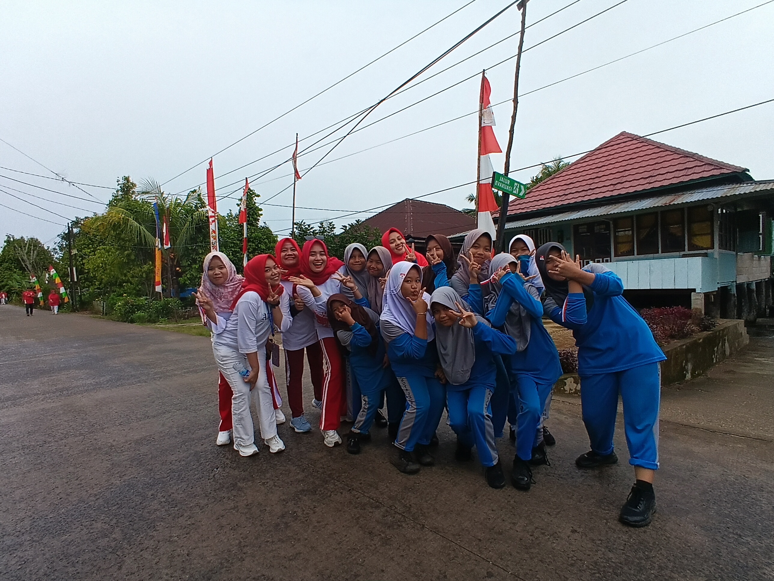 MTsN 6 Rayakan HUT RI ke-80 dengan Jalan Santai Penuh Semarak MTsN 6 Rayakan HUT RI ke-80 dengan Jalan Santai Penuh Semarak