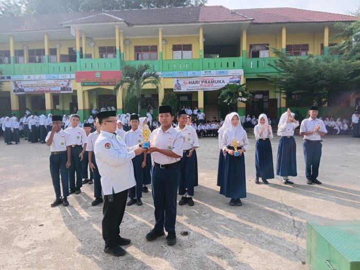 MTsN 6 Kota Jambi Gelar Acara Serah Terima Piala Kemenangan Pramuka MTsN 6 Kota Jambi Gelar Acara Serah Terima Piala Kemenangan Pramuka