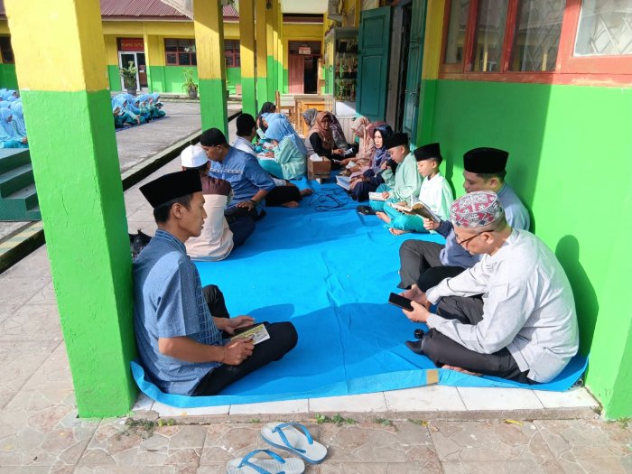 MTsN 6 Kota Jambi Gelar Yasinan Rutin, Waka Kesiswaan Ingatkan Aturan Sekolah MTsN 6 Kota Jambi Gelar Yasinan Rutin, Waka Kesiswaan Ingatkan Aturan Sekolah