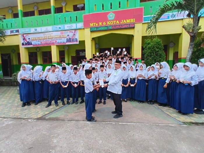 MTsN 6 Kota Jambi Salurkan Bantuan PIP kepada 111 Siswa Sekaligus Serahkan Buku Tabungan MTsN 6 Kota Jambi Salurkan Bantuan PIP kepada 111 Siswa Sekaligus Serahkan Buku Tabungan