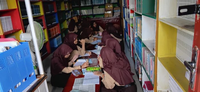 Siswa dan Siswi MTSN 6 Kota Jambi Antusias memanpaatkan perpustakaan untuk perkaya Literasi Siswa dan Siswi MTSN 6 Kota Jambi Antusias memanpaatkan perpustakaan untuk perkaya Literasi