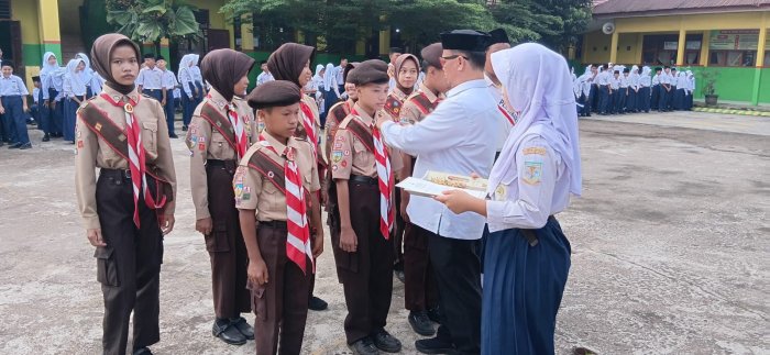 MTsN 6 Kota Jambi Serahkan Penghargaan Wings Pengembaraan Kepada Siswa-siswi Gugus Depan MTsN 6 Kota Jambi Serahkan Penghargaan Wings Pengembaraan Kepada Siswa-siswi Gugus Depan