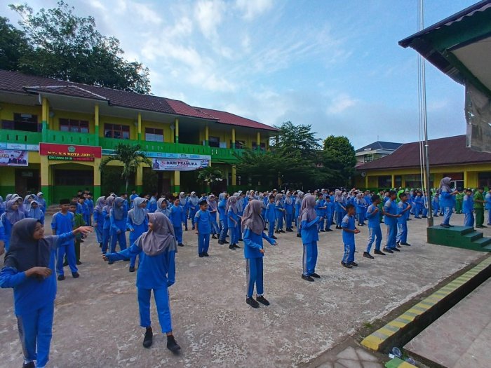MTsN 6 Kota Jambi Rutin Gelar Senam Pagi, Tingkatkan Kesehatan dan Semangat Siswa MTsN 6 Kota Jambi Rutin Gelar Senam Pagi, Tingkatkan Kesehatan dan Semangat Siswa