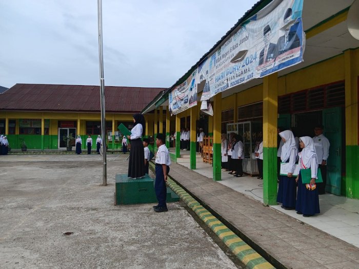 MTsN 6 Kota Jambi Gelar Upacara Bendera Rutin, Ibu Pebriani, S.Pd Jadi Pembina MTsN 6 Kota Jambi Gelar Upacara Bendera Rutin, Ibu Pebriani, S.Pd Jadi Pembina