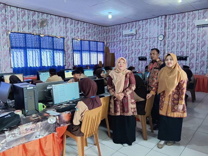 MTsN 6 Kota Jambi Gelar TKA Gelombang II Hari Ketiga, Pengawas Kemenag Tinjau Langsung Pelaksanaan MTsN 6 Kota Jambi Gelar TKA Gelombang II Hari Ketiga, Pengawas Kemenag Tinjau Langsung Pelaksanaan