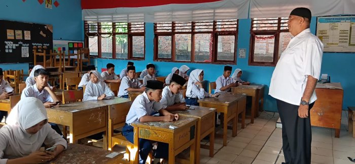 MTsN 6 Kota Jambi Gelar Ujian Semester Genap Secara Daring, Kepala Madrasah Lakukan Pemantauan Langsung MTsN 6 Kota Jambi Gelar Ujian Semester Genap Secara Daring, Kepala Madrasah Lakukan Pemantauan Langsung