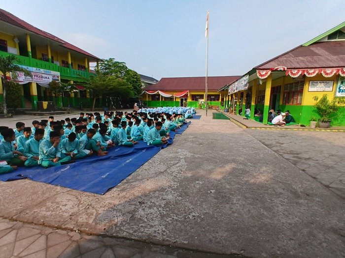 Kegiatan Rutinitas Pagi Jum'at Pembacaa yasin di MTsN 6 Kota Jambi Kegiatan Rutinitas Pagi Jum'at Pembacaa yasin di MTsN 6 Kota Jambi
