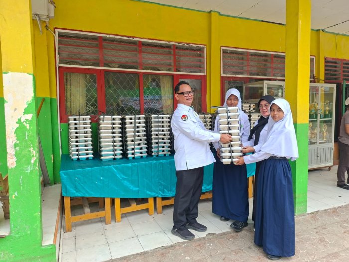 MTsN 6 Kota Jambi Sambut Program MBG: Makan Bergizi Gratis dari Presiden Republik Indonesia MTsN 6 Kota Jambi Sambut Program MBG: Makan Bergizi Gratis dari Presiden Republik Indonesia