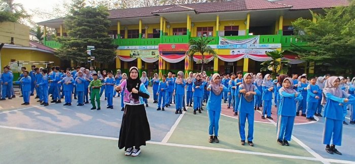 RUTIN SENAM PAGI, SELURUH WARGA MTsN 6 KOTA JAMBI GERAK BERSAMA MENJAGA KESEHATAN