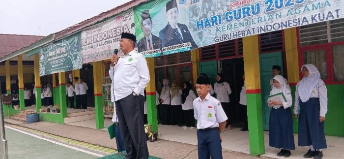 Upacara Bendera Senin MTsN 6 Kota Jambi, Pembina Tekankan Kedisiplinan, Kebersihan, dan Kesopanan
