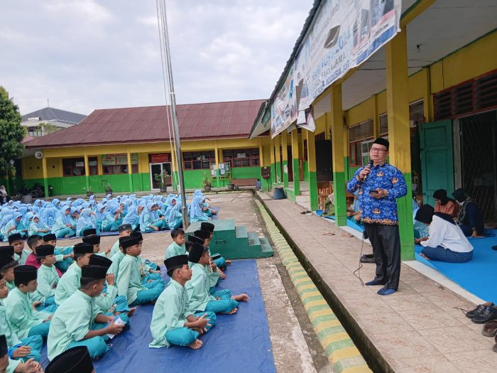 MTsN 6 Kota Jambi Gelar Yasinan Rutin, Kepala Sekolah Beri Wejangan MTsN 6 Kota Jambi Gelar Yasinan Rutin, Kepala Sekolah Beri Wejangan