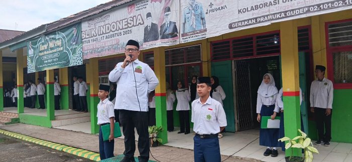 MTsN 6 Kota Jambi Gelar Upacara Bendera Rutin Senin, Kepala Madrasah Sampaikan Pesan Penting MTsN 6 Kota Jambi Gelar Upacara Bendera Rutin Senin, Kepala Madrasah Sampaikan Pesan Penting