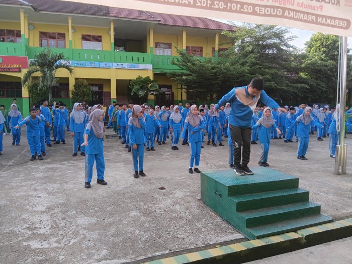 MTsN 6 Kota Jambi Rutin Gelar Senam Pagi, Dipandu Instruktur Profesional MTsN 6 Kota Jambi Rutin Gelar Senam Pagi, Dipandu Instruktur Profesional