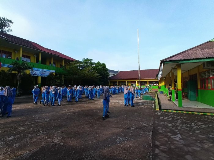 SEMANGAT PAGI! SELURUH WARGA MTsN 6 KOTA JAMBI IKUTI SENAM RUTIN BERSAMA SEMANGAT PAGI! SELURUH WARGA MTsN 6 KOTA JAMBI IKUTI SENAM RUTIN BERSAMA