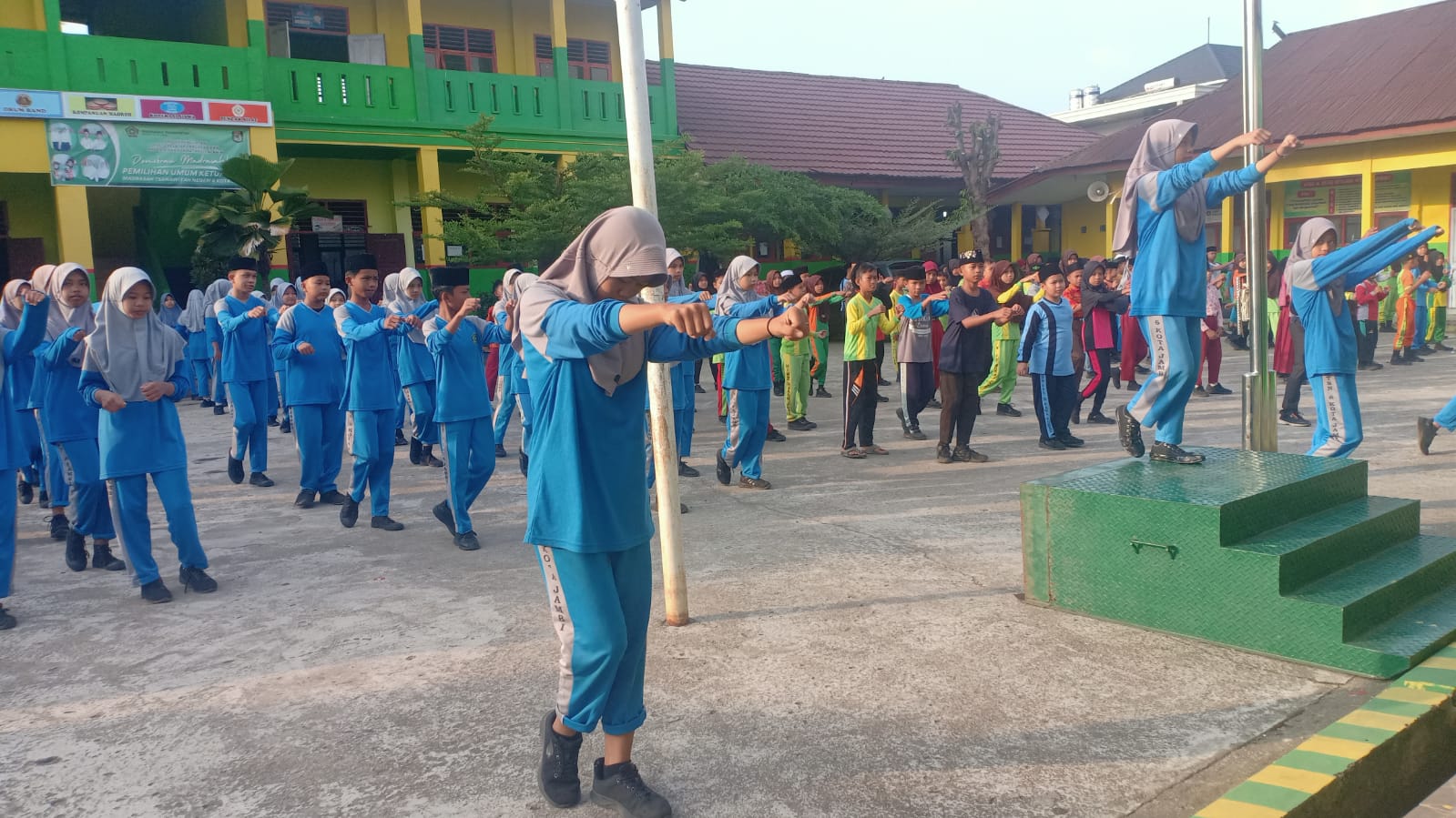 Siswa MTs Negeri 6 Kota Jambi menggelar aktivitas senam sehat seperti biasanya setiap hari kamis. Siswa MTs Negeri 6 Kota Jambi menggelar aktivitas senam sehat seperti biasanya setiap hari kamis.