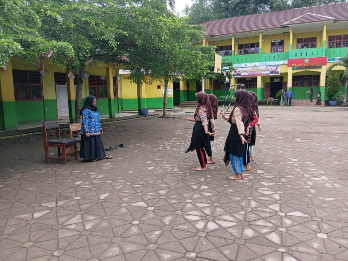 MTsN 6 Kota Jambi Intensifkan Latihan Tari untuk Aksioma, Dibimbing Guru Seni Tari Profesional Eka Fitriani, S.Sn MTsN 6 Kota Jambi Intensifkan Latihan Tari untuk Aksioma, Dibimbing Guru Seni Tari Profesional Eka Fitriani, S.Sn