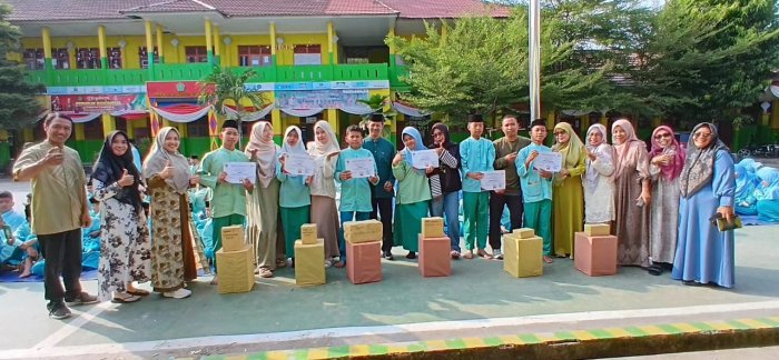 Pembagian Hadiah Lomba Keindahan Kelas dalam Rangka Peringatan HUT Kemerdekaan RI ke-81 di MTsN 6 Kota Jambi